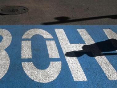 Няма да се въвежда глоба паркиране около националния стадион