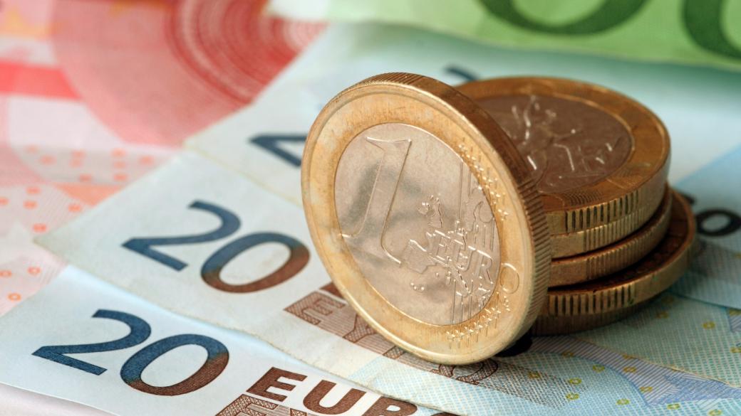 Еврото пада заради гръцките проблеми