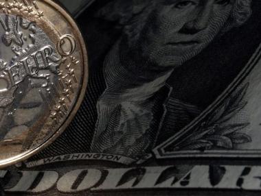 Опасенията около Гърция дават тласък на долара