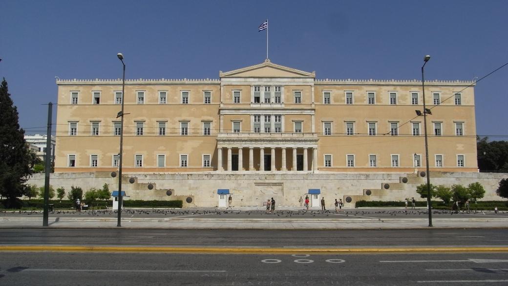 Гърция трябва да свие публичните разходи с 3 млрд. евро