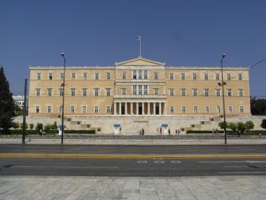 Гърция трябва да свие публичните разходи с 3 млрд. евро