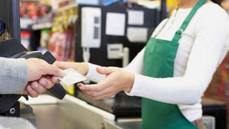 Българите ползват дебитна карта за теглене на заплатата