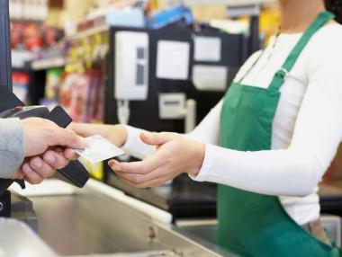 Българите ползват дебитна карта за теглене на заплатата