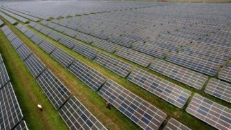 Япония гради най-големия плаващ соларен парк