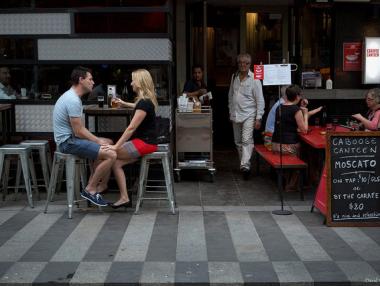 Мъжете печелят повече пари, жените взимат решенията за покупки