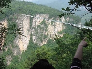 Китай открива най-високия стъклен мост в света