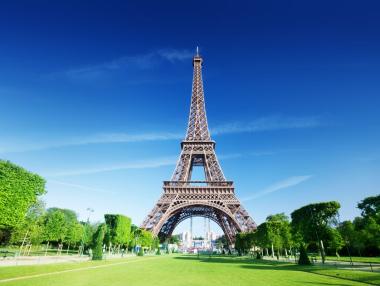 Затвориха Айфеловата кула заради набези на джебчии