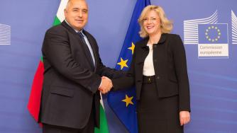 Еврокомисар Корина Крецу пристига в София