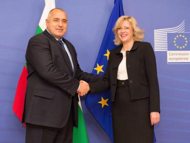 Еврокомисар Корина Крецу пристига в София