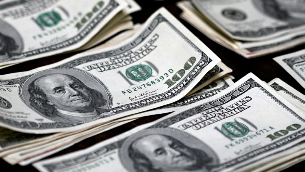 Доларът настъпва срещу йената и еврото
