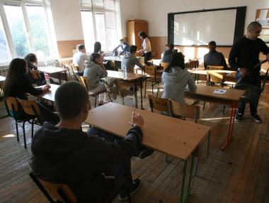 Синдикати искат 87 млн. лв. за учителски заплати