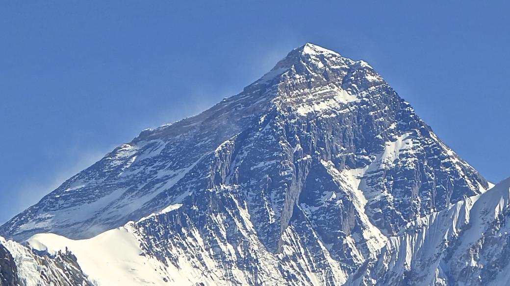 Еверест се е изместил с 3 см след земетресенията