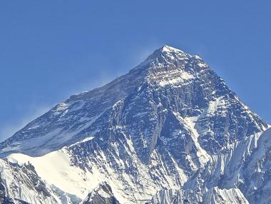 Еверест се е изместил с 3 см след земетресенията