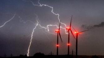 Деликатните баланси на регулатора и министерствата