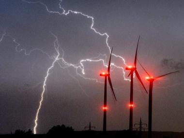 Деликатните баланси на регулатора и министерствата