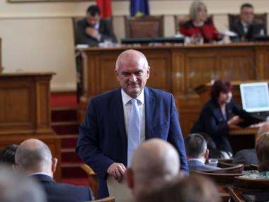 Отлагат новите цени на тока