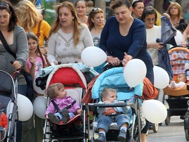 Майчинството вреди на кариерата, смятат 35% от българките