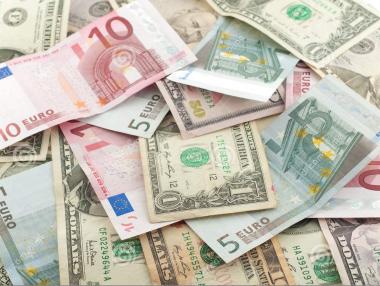 Еврото поевтиня заради задълбочаването на гръцката криза