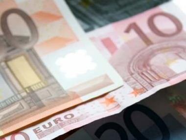 Малки печалби за еврото след шок от гръцката сага