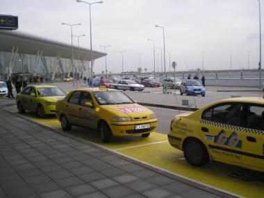 Цветни пътеки срещу такситата-менте на летището