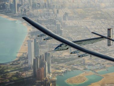 Самолет, захранван само от слънцето, прелетя 8200 км