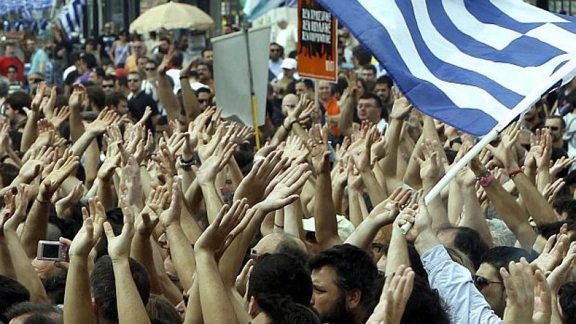 Гърците гласуват на референдум