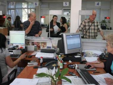 Замразяват заплатите на чиновниците през 2016 г.