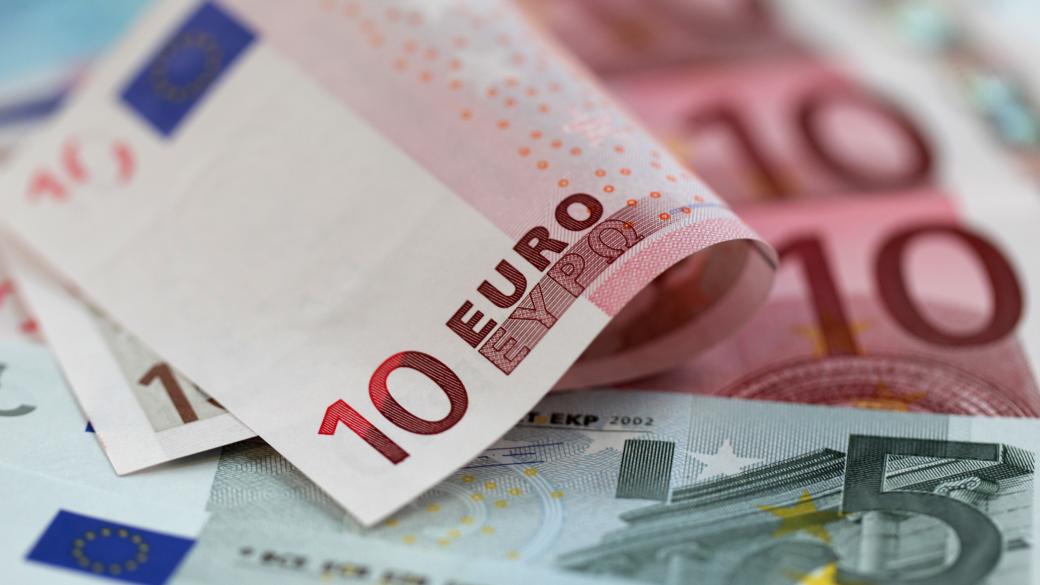 Еврото падна, но се отдалечи от дъната
