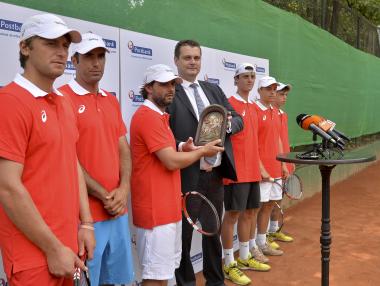 Пощенска банка със символичен подарък за мъжкия отбор по тенис