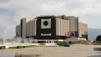 Над 300 000 лв. за подмяна на декоративния паваж на НДК