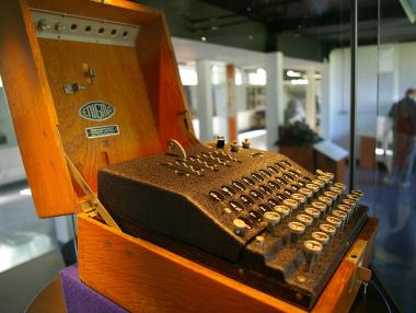Кодиращата машина Enigma продадена за $232 хил.