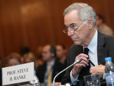 Стив Ханке с апокалиптичен сценарий за гръцките банки