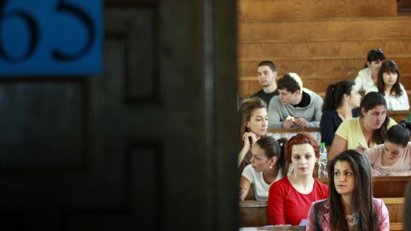 Все повече завършили предпочитат чужбина