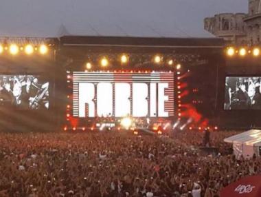 Строят грандиозна сцена за концерта на Роби Уилямс