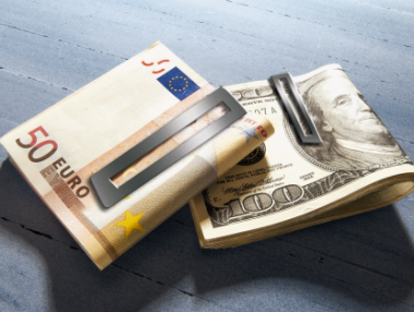 Доларът поевтиня след спад на китайските акции