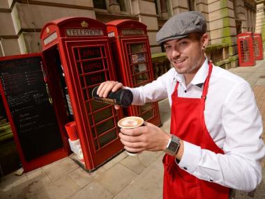 Откриха мини-кафене в телефонна кабина