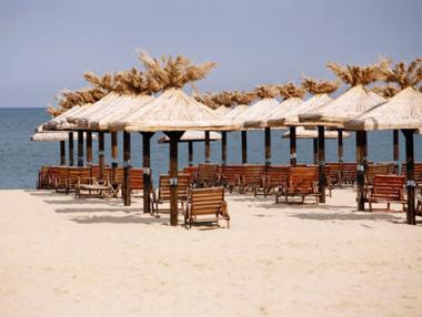 Чадърите и шезлонгите по Черноморието безплатни от догодина