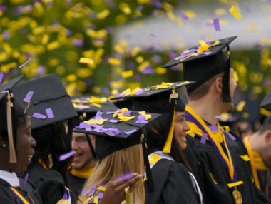 Кой предпочита да учи в България?