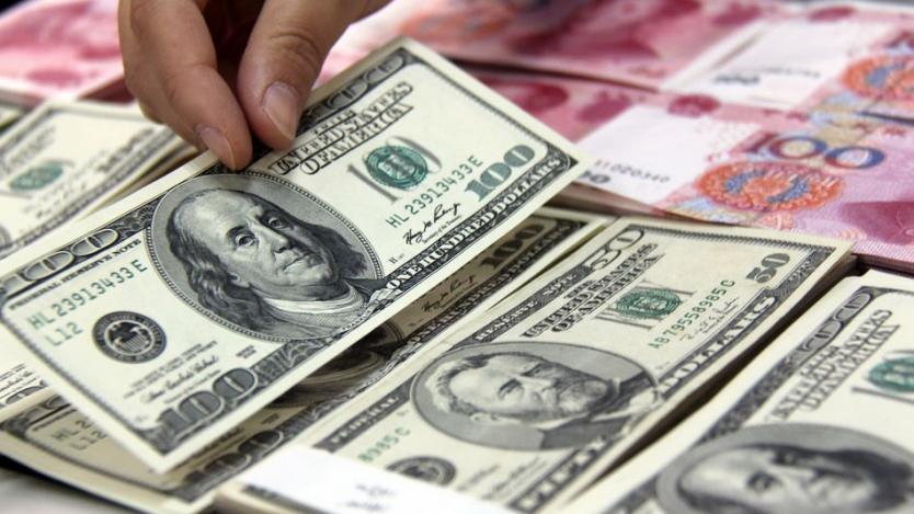 Доларът рязко падна заради обезценката на китайския юан