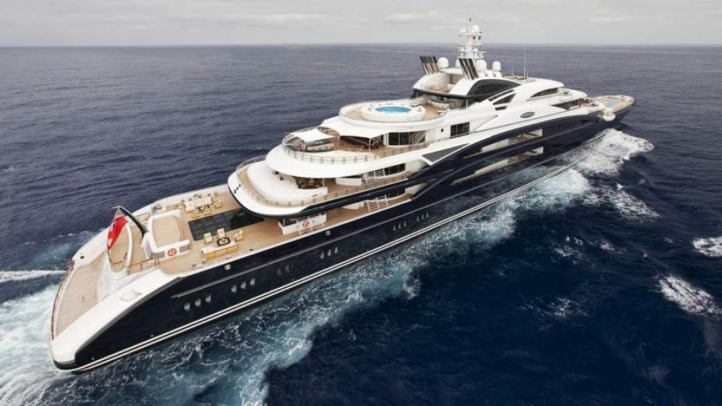 Стивън Спилбърг продава луксозната яхта „Седем морета“