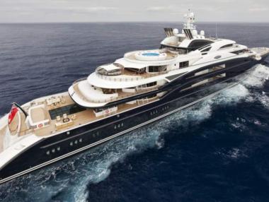 Стивън Спилбърг продава луксозната яхта „Седем морета“