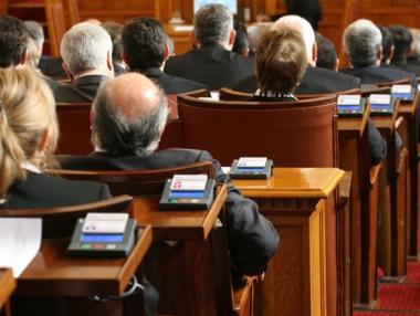 Депутатите имат 242 неизвинени от старта на НС досега