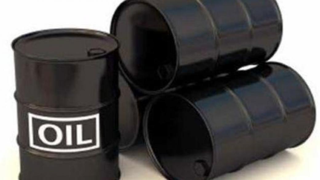 Петролът продължава да понижава цената си