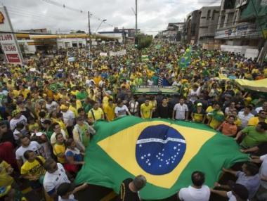 Почти милион бразилци на шествия в подкрепа на Дилма Русеф