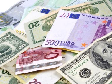 Доларът със силен спад спрямо еврото и йената