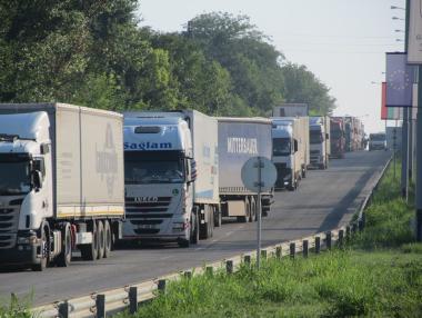 Огромни опашки по Дунав мост заради ремонт