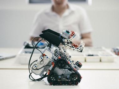 Правят отбори по роботика в училищата