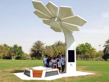 WiFi палми в Дубай зареждат смартфони