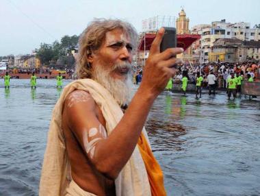 Забраниха селфитата на фестивал в Индия