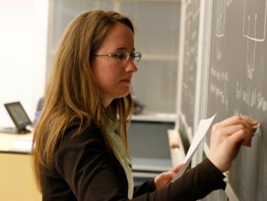 732 хил. лв. за допълнителни възнаграждения на учители